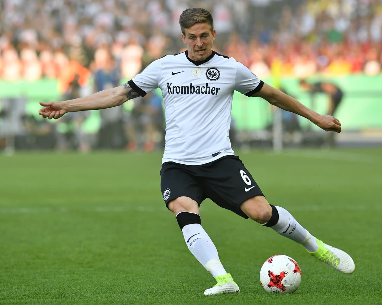 La buena temporada del lateral Bastian Oczipka con Eintracht Frankfurt lo mete en este selecto grupo. Ahora pertenece al Schalke 04.