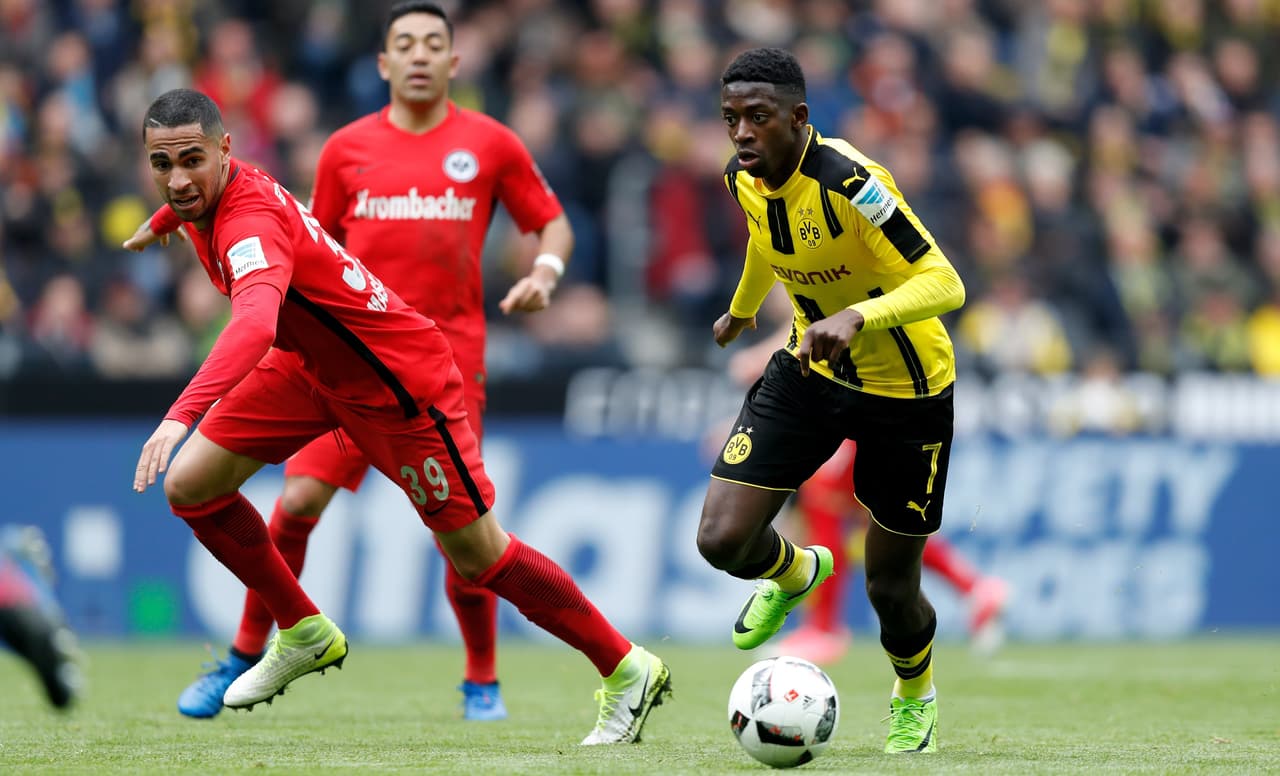 Los goles cesaron por un buen tiempo en el partido, pero los duelos seguían siendo frenéticos. Omar Mascarell y Ousmane Dembele protagonizaron uno de ellos.