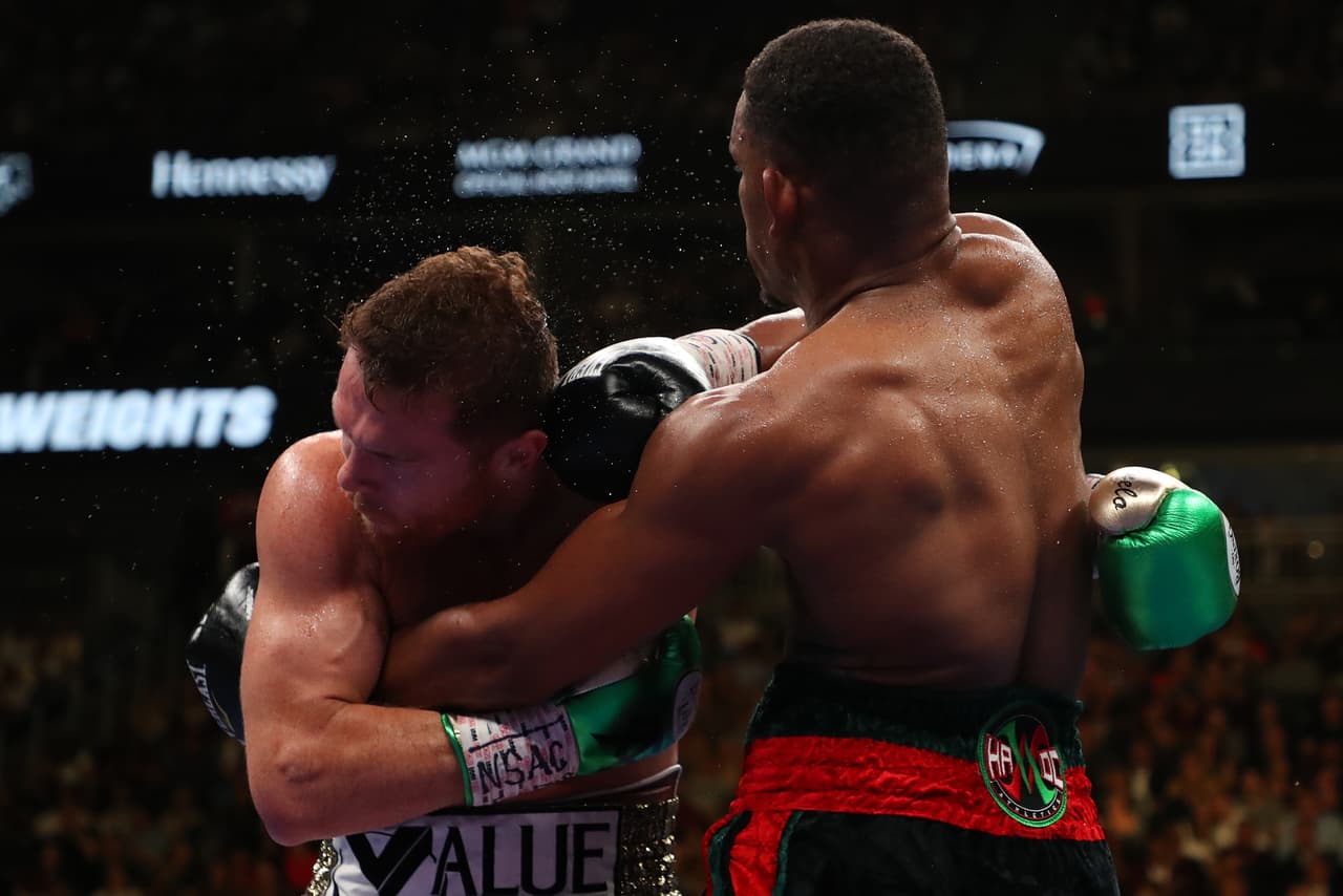 En el décimo asalto, Canelo buscó reponerse del golpe recibido en el noveno, Jacobs reaccionó y supo evitar el peligro aunque el mexicano tenía el ritmo de la pelea.