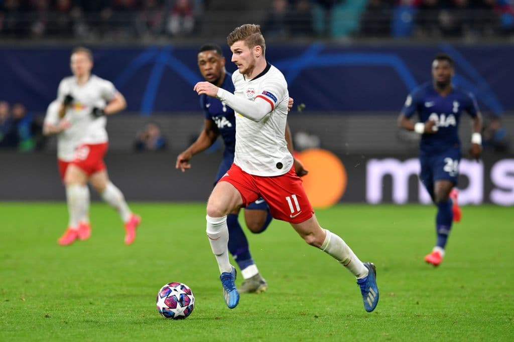 Timo werner se lleva la bola a toda velocidad, saca disparo pero el balón sale muy por derriba del arco de Hugo Lloris.
