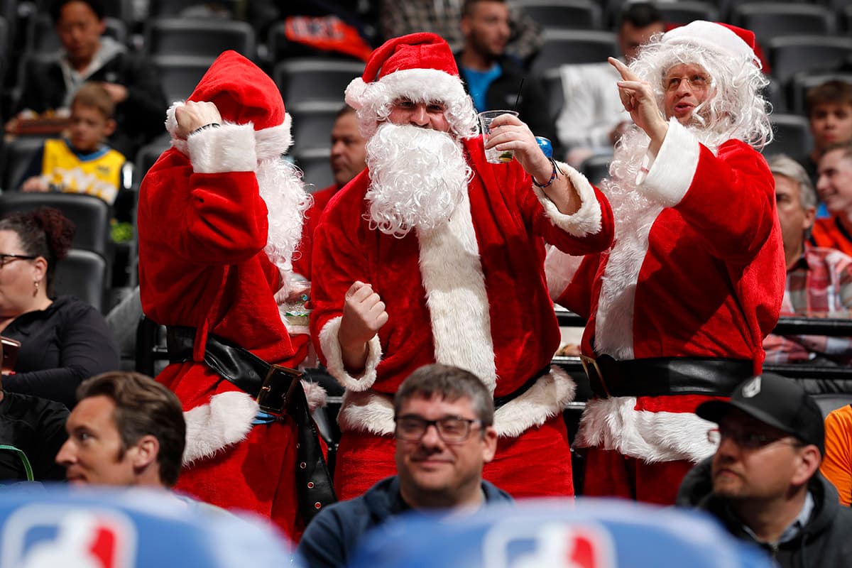 Sin duda fue un viernes intenso de NBA también para estos fanáticos de los Denver Nuggets quienes desde ya piensan en la Navidad.