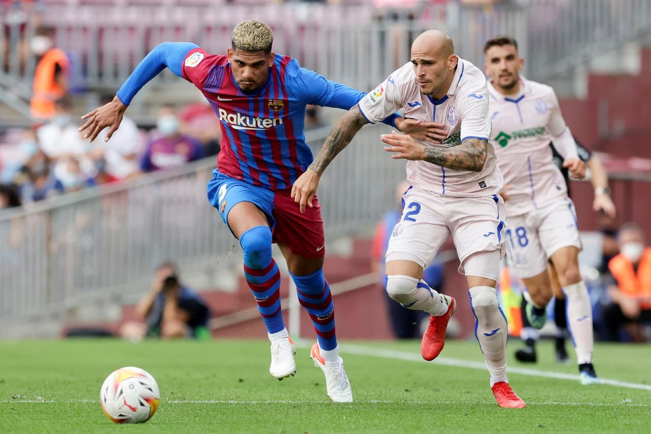 Barcelona consigue llevarse la victoria ante el Getafe 2-1, durante la tercera Jornada en La Liga. Sergi Roberto abrió el marcador muy temprano (2') a favor de los 'blaugrana', pero al minuto 18' Sandro Ramírez ya igualaba el marcado. Fue hasta el minuto 30' donde Memphis Depay ya ponía al Barca arriba y le daba la victoria.
