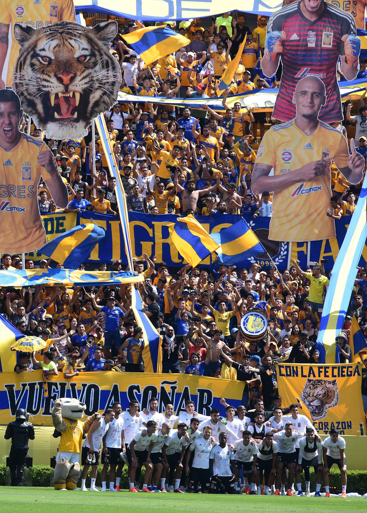 Tigres UANL tendrá que remontar en casa el 1-0 contra Monterrey y por eso antes del juego de vuelta de la Final de Liga de Campeones de Concacaf recibió el cariño y calidez de sus hinchas en un entrenamiento.