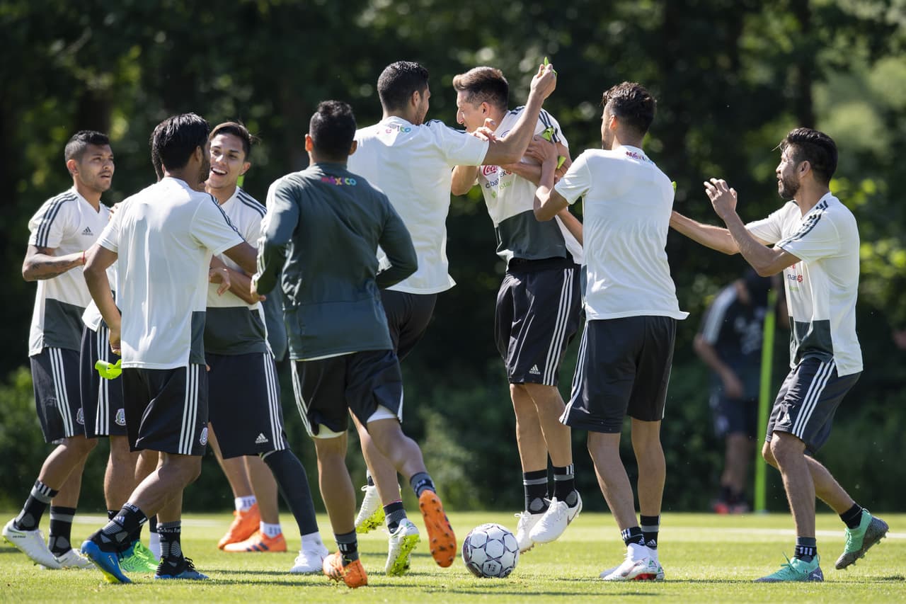 Eso sí, el grupo le hizo saber que lo extrañó con su característico ritual.