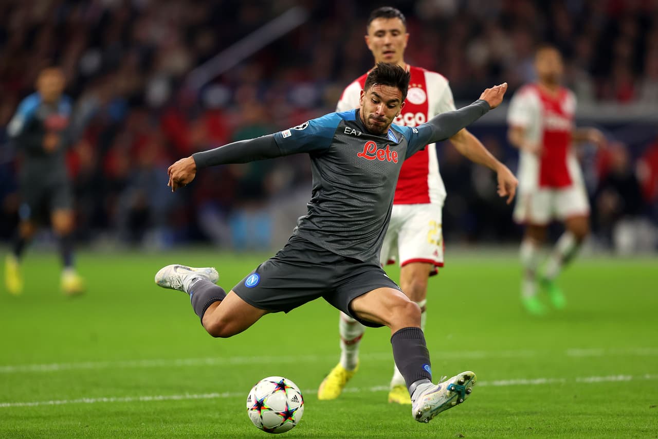 Napoli aplastó al Ajax a domicilio y lleva paso perfecto en la Champions League.