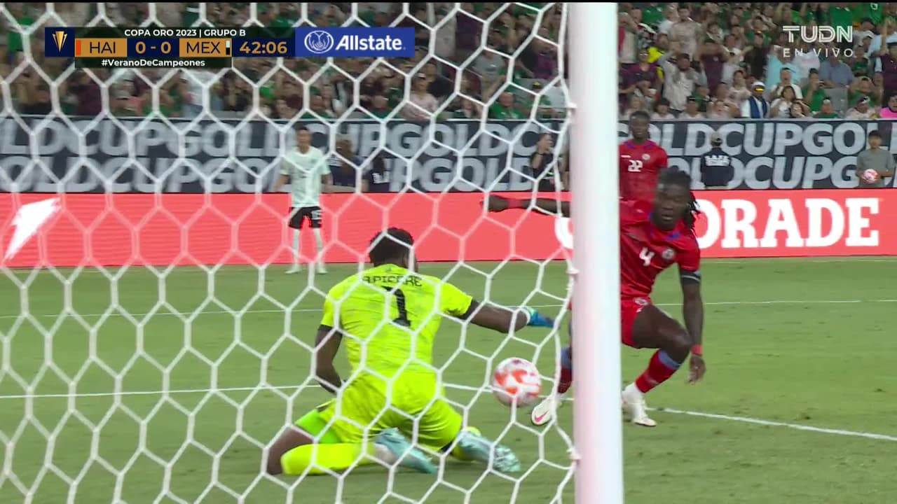 ¡TIRO ATAJADO! disparo por Henry Martín.