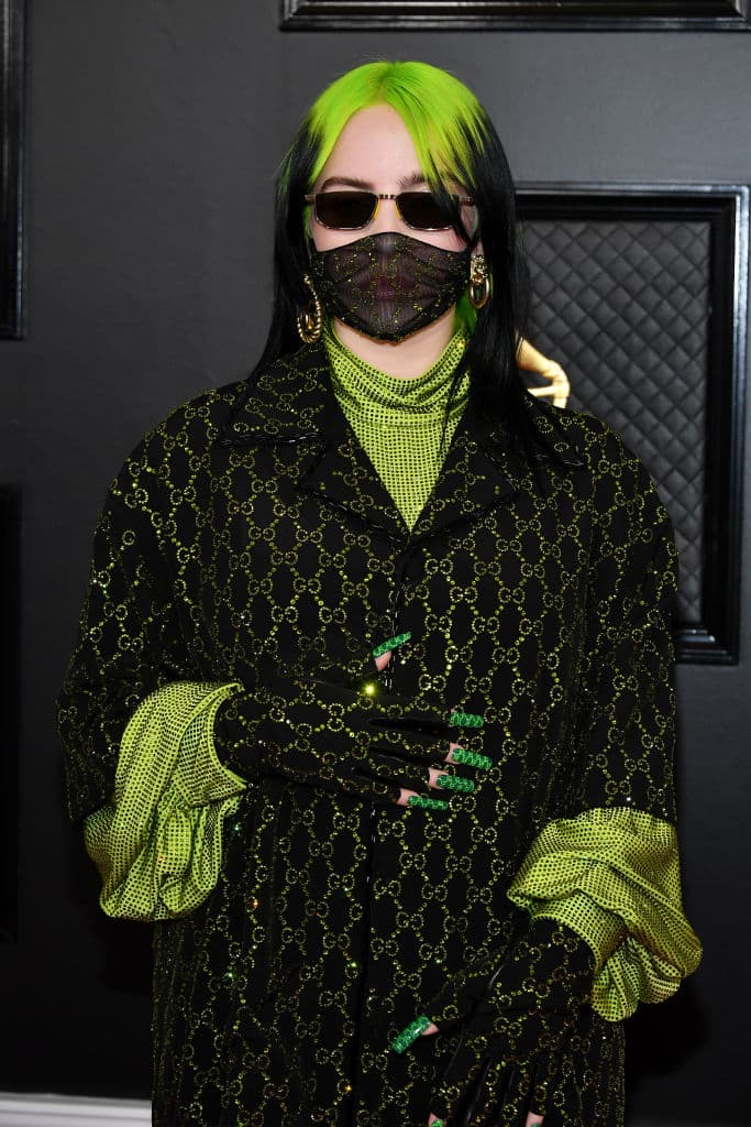 En el video se ve a la cantautora sentada en una silla cantando de espaldas a la cámara, mientras que lentamente da la vuelta.
<br>