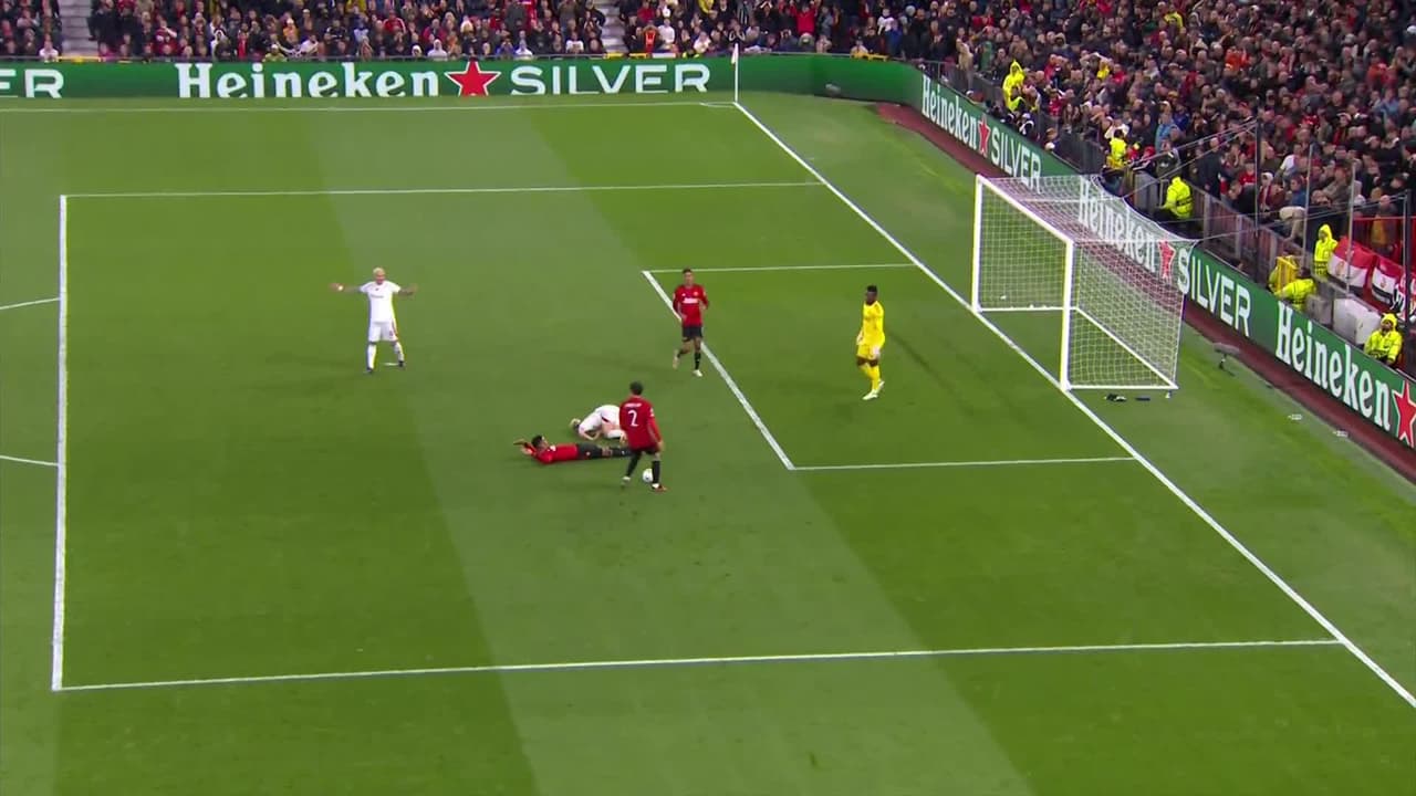 ¡Tarjeta Roja! Casemiro recibe la segunda amarilla y se va del juego.