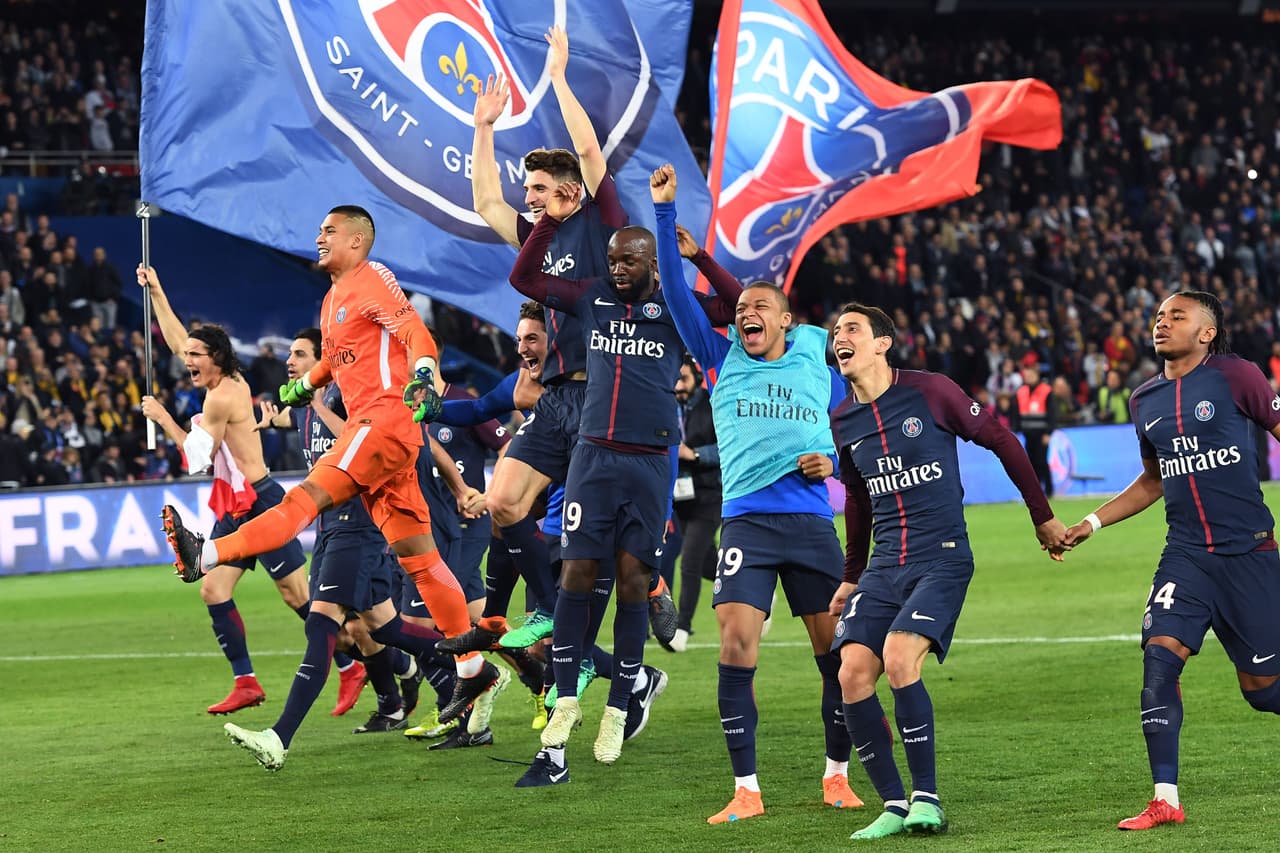 Los jugadores de PSG vivieron una gran fiesta luego de volver a ser campeones de la Liga de Francia tras goleada 7-1 contra Mónaco, su gran rival y anterior ganador. Así se celebra con todo.