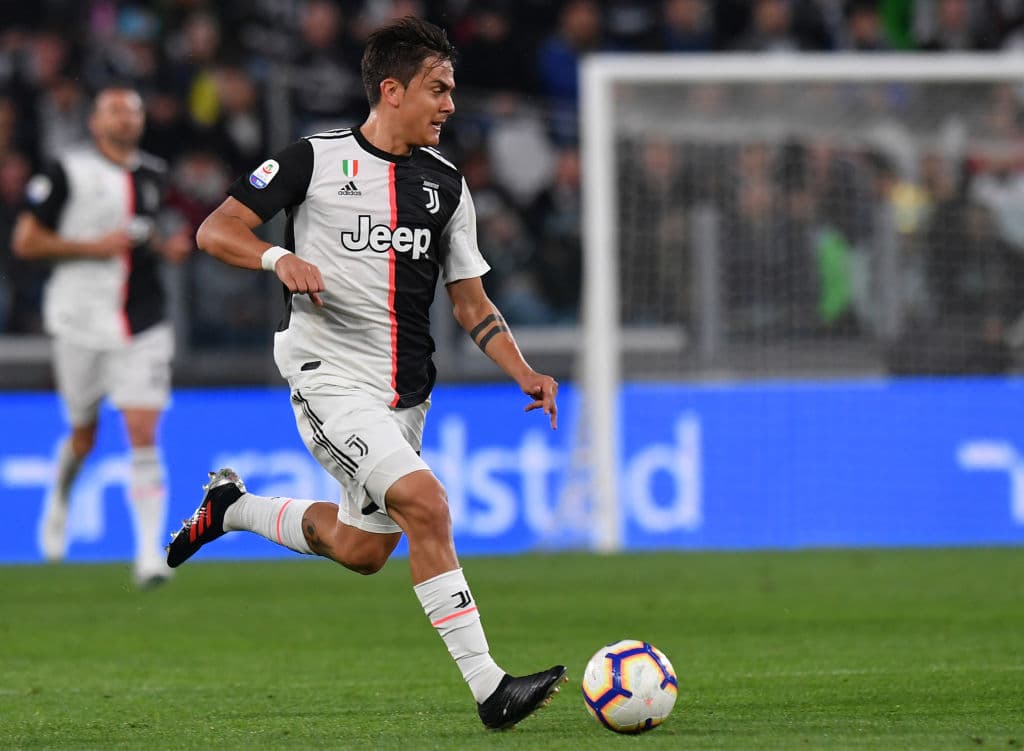 De acuerdo con Sky Sports, el Tottenham está moviendo las aguas para hacerse con Paulo Dybala y contactó con la Juventus. Cualquier acuerdo parece imposible por debajo de una cifra que rondaría los 90 millones de euros. Sin embargo, el club londinense no tiene prisa y espera poder negociar hasta las dos últimas semanas de mercado.