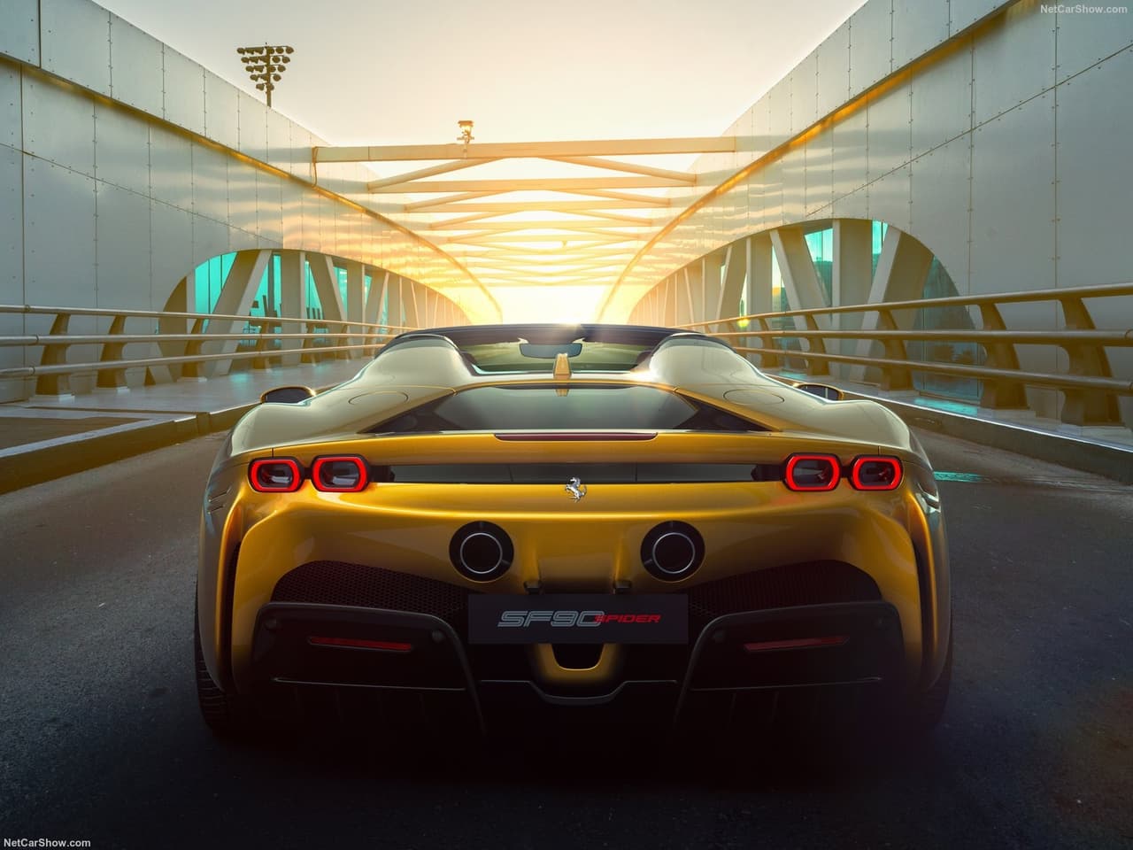 Por otra parte, el Ferrari SF90 Spider también es capaz de recorrer
<b>15.5 millas (25 kilómetros) sin usar una sola gota de gasolina</b>, sino que más bien utiliza la energía eléctrica que almacena en su batería de 7.9 kilovatios-hora.