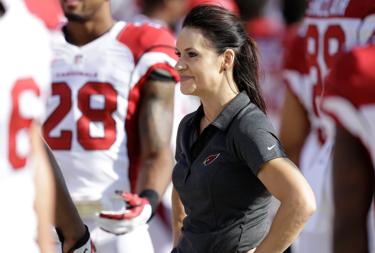 En 2015, Jennifer Welter fue la primera mujer en hacer parte del equipo de entrenadores en una franquicia de NFL, con los Arizona Cardinals.