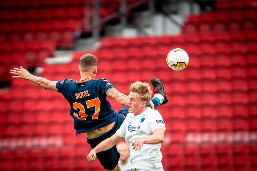 El partido se nivela un poco y el Istanbul comienza a tener un poco más de posesión.