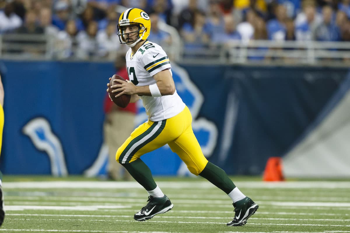 La precisión es el rasgo más importante en un pasador, ya que afecta directamente su capacidad para realizar la función central de su trabajo: conseguir poner el ovoide en las manos de sus receptores. Rodgers es uno de los más precisos en la NFL. El MVP reinante de la liga, que no lanzó intercepciones en casa la temporada pasada, incluyendo playoffs, puede pasar el ovoide por pequeñas oberturas, tiene velocidad y el toque para poner la pelota donde debe ir. Considerando esto completó casi el 70 por ciento de sus pases en la Ronda Divisional ante los Cowboys, a pesar del hecho de que prácticamente estuvo parado sobre un pie durante gran parte del juego. Clásico ejemplo: Troy Aikman (AP-NFL).