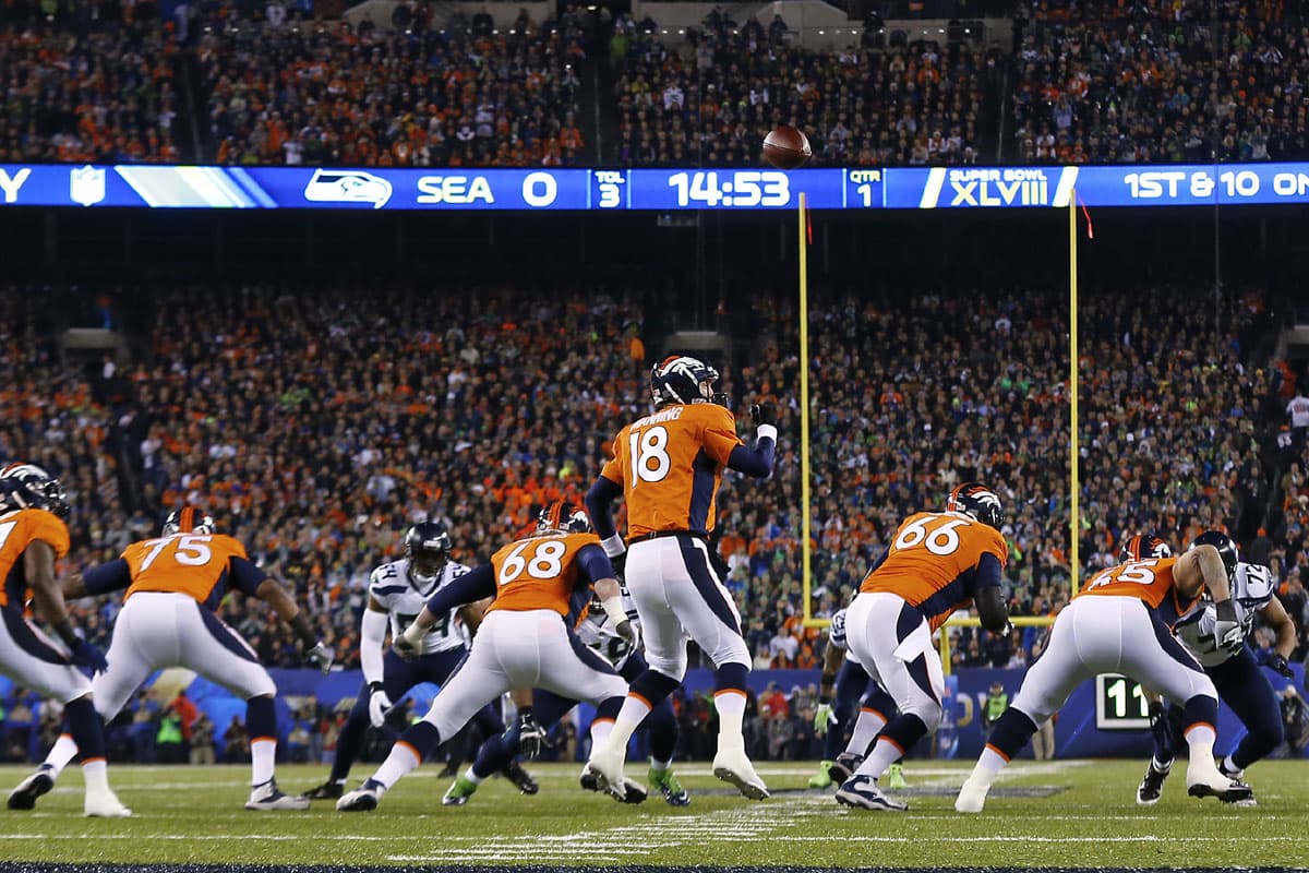 Cada quarterback que fue titular en la NFL la temporada pasada es inteligente; para ganar realmente una ventaja se necesita de alguien brillante. Manning sabe dónde está todo el mundo dentro del campo a la hora de la jugada. Su habilidad para leer las defensivas rivales es incomparable. El veterano mariscal de los Broncos lee con la velocidad del rayo y sabe cómo tomar la decisión correcta rápidamente, él no trata de forzar los tiros donde no deben de ir. También sabe cómo hacer la jugada correcta para darle a la ofensiva la oportunidad de una jugada exitosa. Clásico ejemplo: Steve Young (AP-NFL).