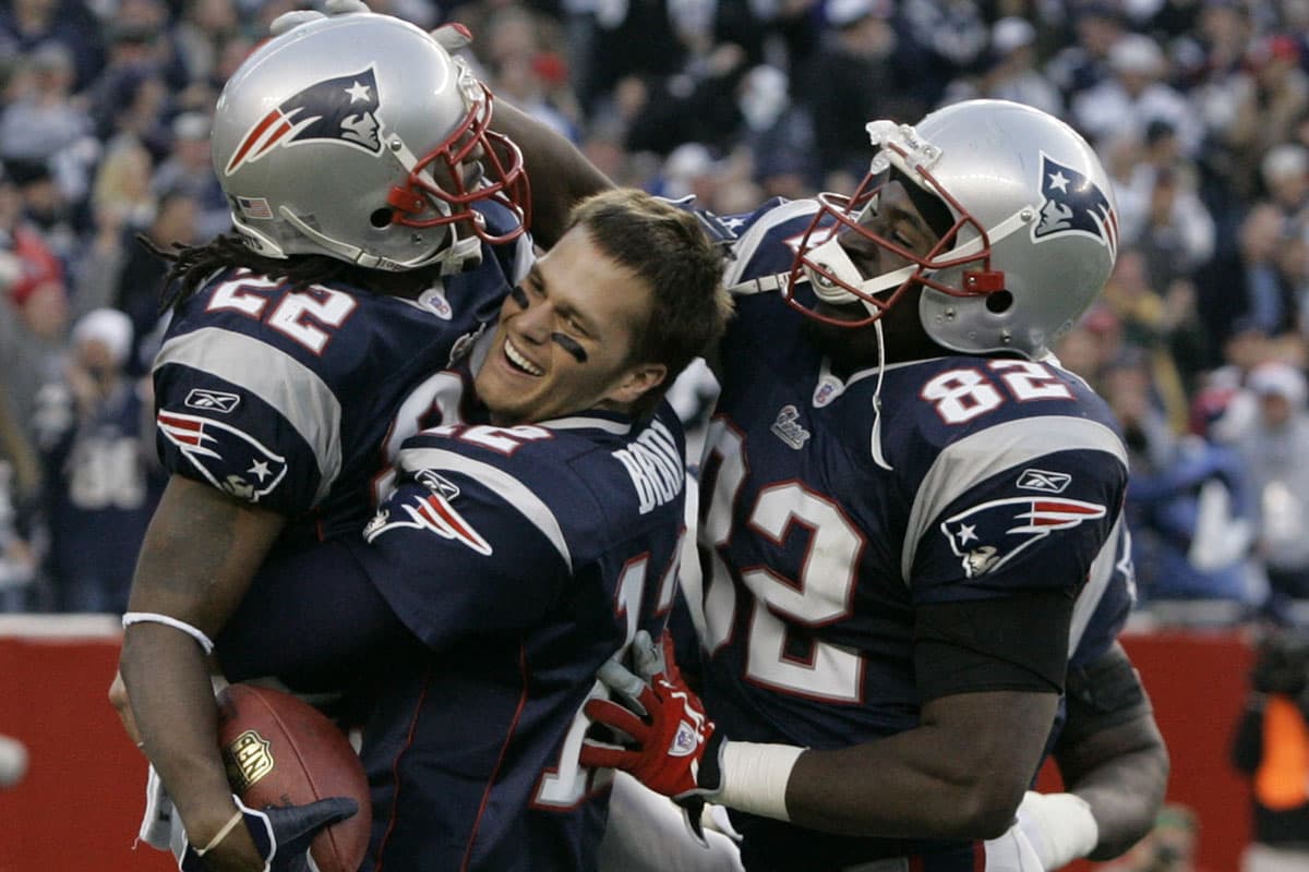 Esta cualidad es la más difícil de cuantificar, pero se desea que el quarterback elegido logre el respeto de sus compañeros, después de haber demostrado que puede llevar la ofensiva cuando es necesario. Brady lo hizo desde su primera temporada como titular en New England y desde entonces se ha posicionado como uno de los mejores en la posición. Claro, cuanto más gana, más eficaz es como líder. Algunos podrían preguntarse si el escándalo de los balones desinflados obstaculizará la capacidad de Brady para dirigir, pero no se ve que sea un factor; los jugadores en el vestuario tienen un vínculo especial y no se verán afectado por eso en absoluto. Clásico ejemplo: Lynn Dickey (AP-NFL).