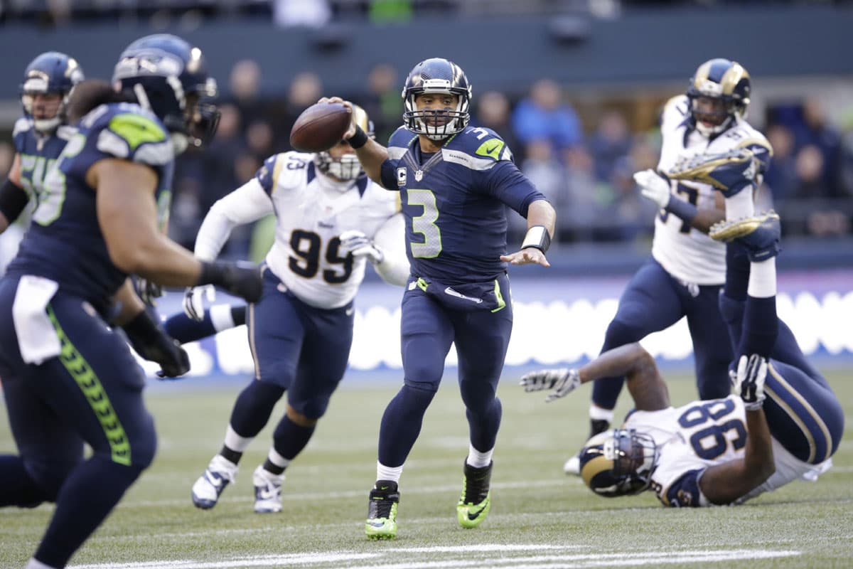 Wilson también destaca en otras categorías, incluyendo el liderazgo, inteligencia y competitividad, lo que hace de su habilidad para correr el más peligroso. Cuando todo el mundo está cubierto se puede despegar y es muy efectivo al correr. Hay que considerar lo que hizo en el 2014, 849 yardas en 119 acarreos – la mejor cuarta marca en una temporada por un pasador que intentó 300 o más pases. Clásico ejemplo: Fran Tarkenton (AP-NFL).