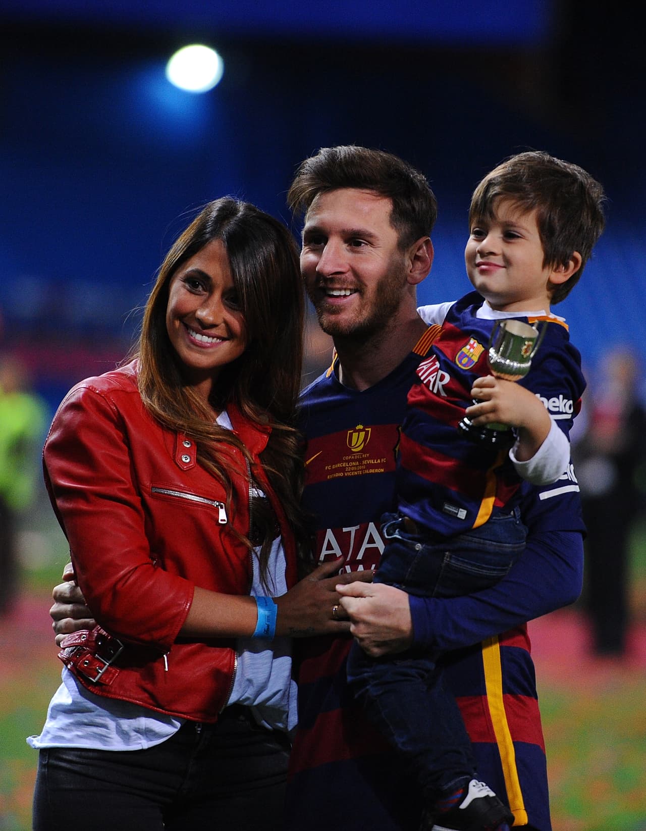 Lionel Messi ha tenido en su actual novia, con la que contraerá matrimonio, Antonella Roccuzzo su gran soporte en una carrera marcada por la precocidad, brillo en la cancha y alegría fuera en la cancha reflejada en su buen fútbol.
