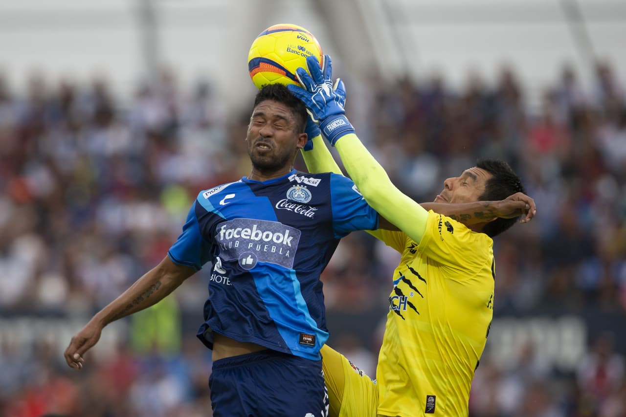 La jugada del gol no se salvó de la polémica, ya que muchos vieron interferencia de parte del jugador del Puebla sobre José Canales.