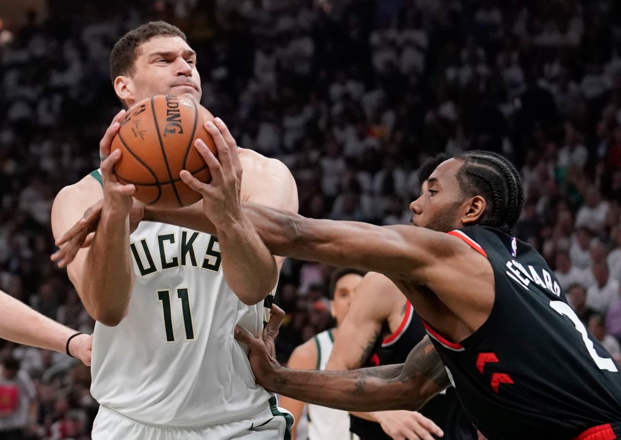 Los Milwaukee Bucks echaron mano de la mejor actuación en Postemporada de Brook López para que el equipo número 1 de la Conferencia del Esta sacara el triunfo en el Juego 1 de la Final de Conferencia ante los Toronto Raptors en Fiserv Forum.