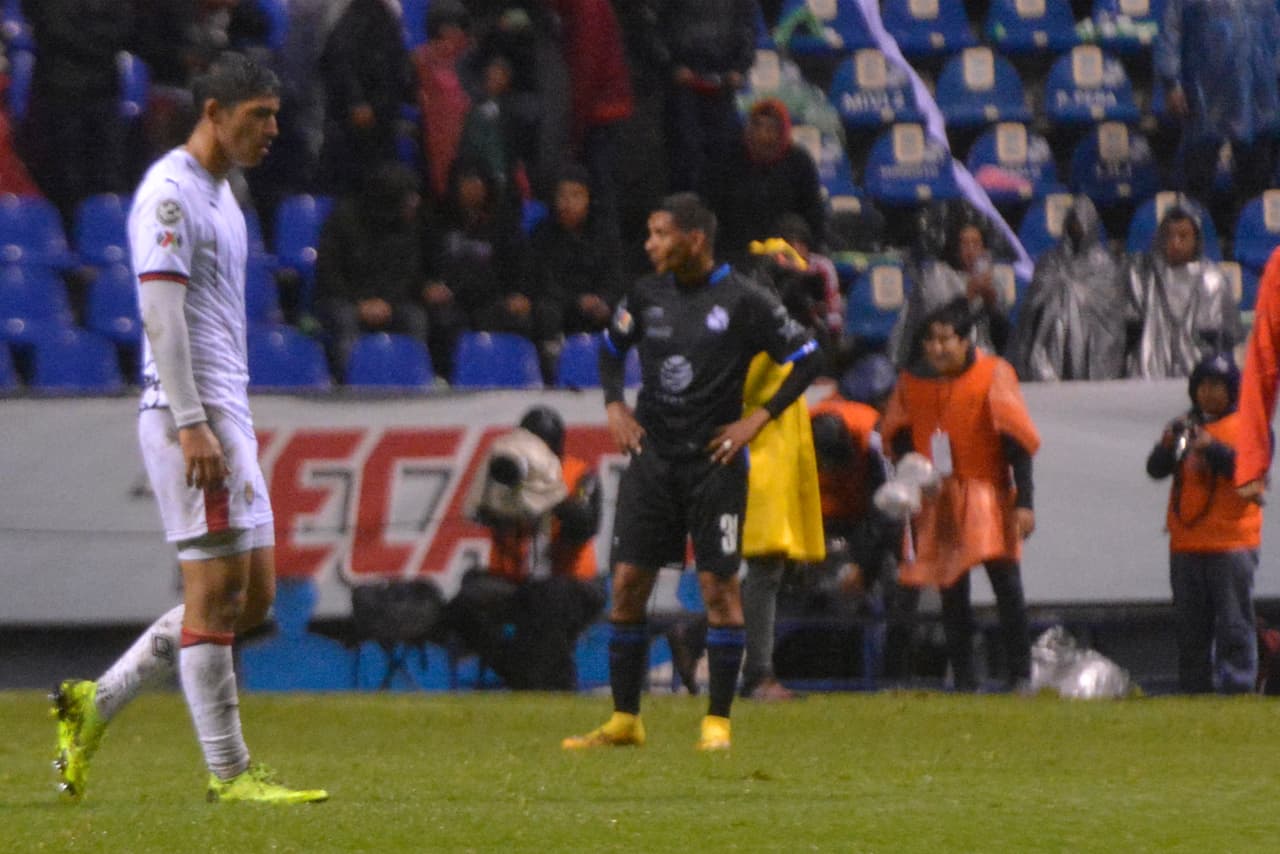 Los dos equipos quedaron en difícil situación para clasificar a la liguilla luego del 2-2 final con lluvia en el segundo tiempo.
