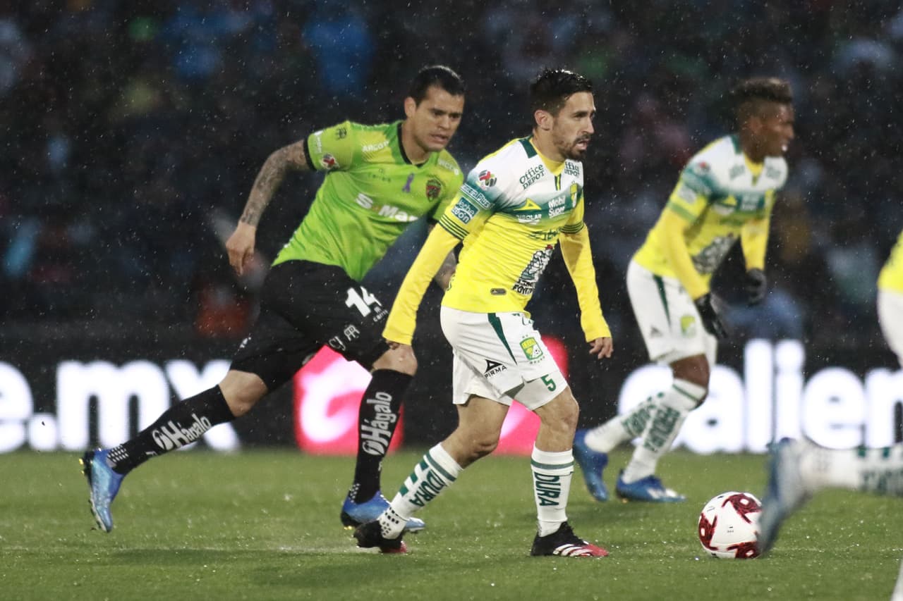 Los visitantes tenían aproximaciones de mayor peligro al área rival.