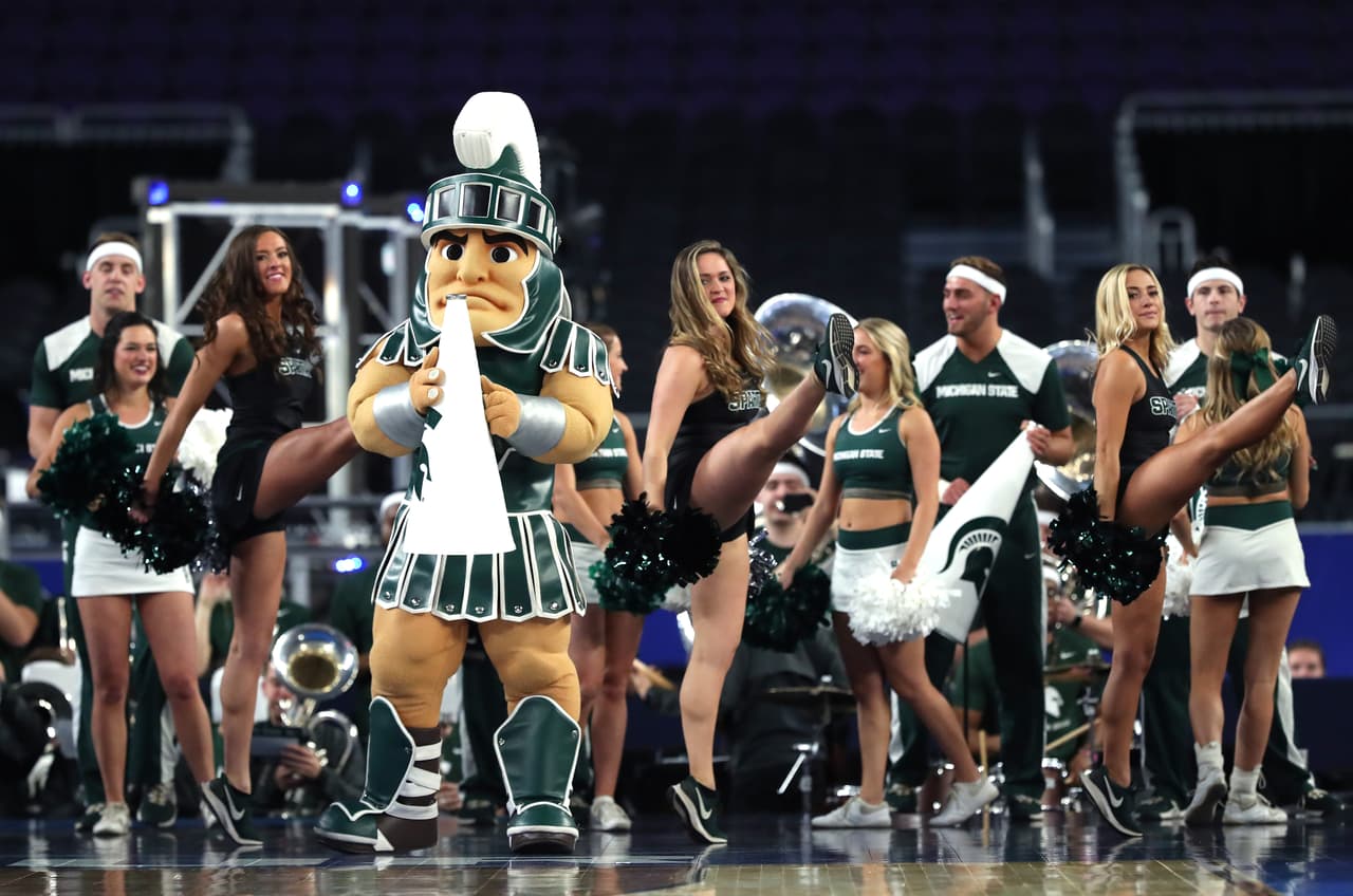 El color y la fiesta son protagonistas en la definición del básquetbol universitario de la NCAA, que tuvo de nuevo a los hinchas y a las porristas como los ejemplos de la alegría fuera de la competencia.