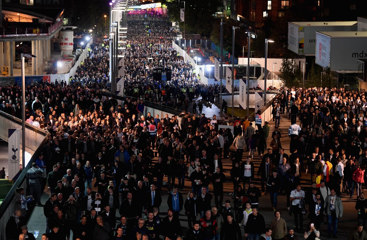 Los alrededores de Wembley estaban a reventar, así se veían las calles aledañas infestadas de aficionados de los Spurs.