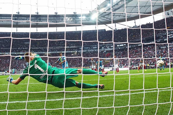 'Chicharito' y Aránguiz, los mejores tiradores de penal en todo el Bayer Leverkusen