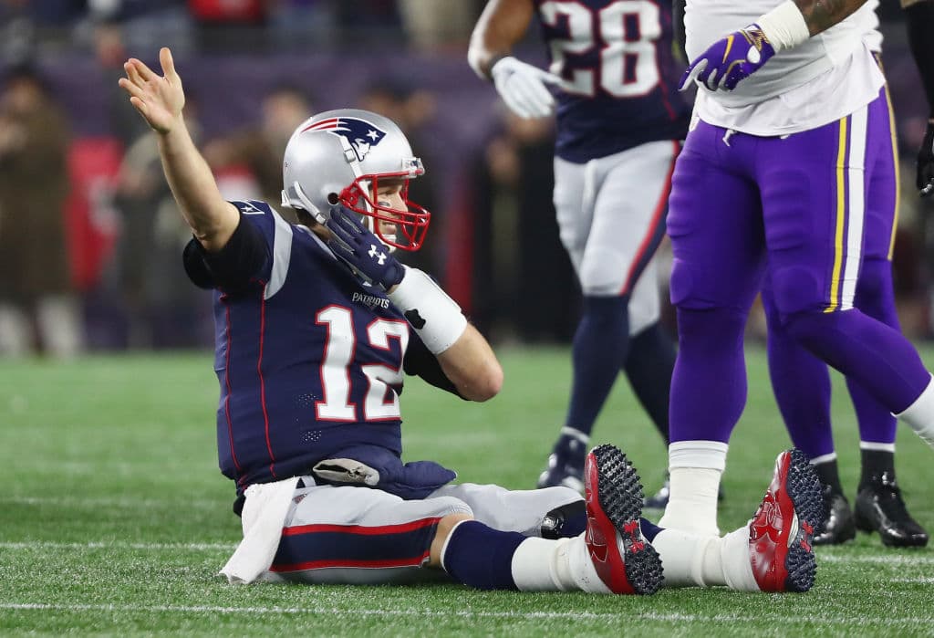 Un momento entre histórico y chusco, Brady tuvo un acarreo de cuatro yardas con el que alcanzó las mil yardas terrestres en su carrera. Su velocidad fue lenta pero generó yardas.