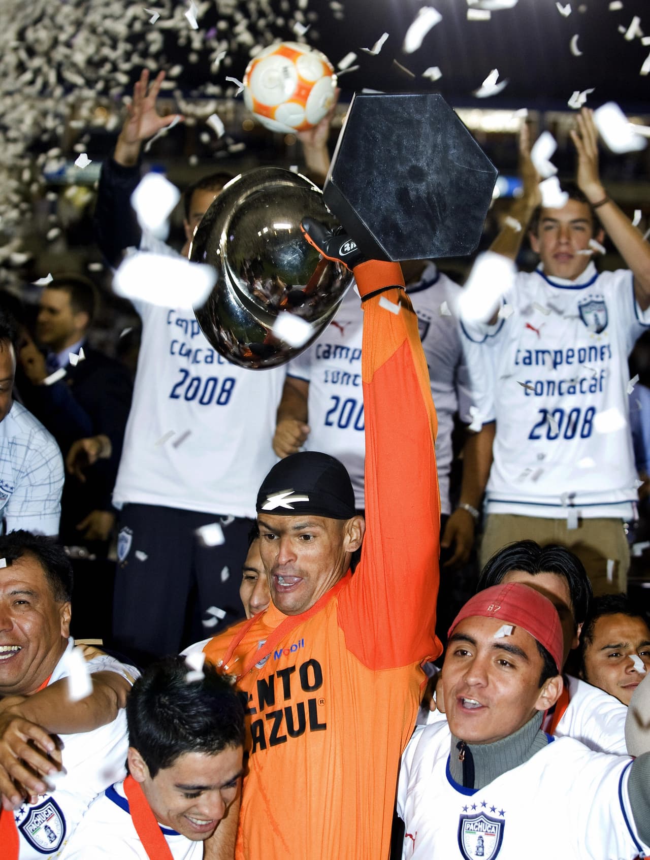 Los brazos de Calero siguieron levantando trofeos. En el año 2008 logró otra Copa de Campeones de la Concacaf tras superar en la final ante Saprissa.