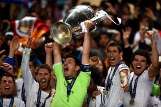 Iker Casillas levanta la ansiada décima 'Orejona' del Real Madrid.