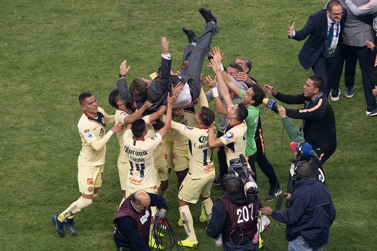 Los jugadores se encargaron de levantar al técnico Miguel Herrera para avanzar en la fiesta.