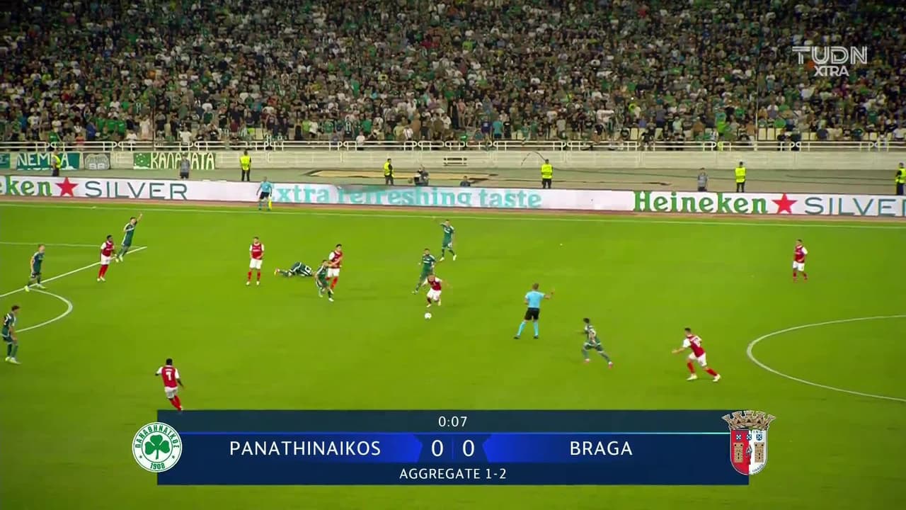 Arranca el partido y la pelota está en juego.