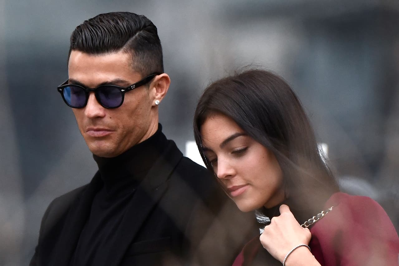 ¿Nuevo look? Cristiano Ronaldo deja que su pareja le corte el pelo
