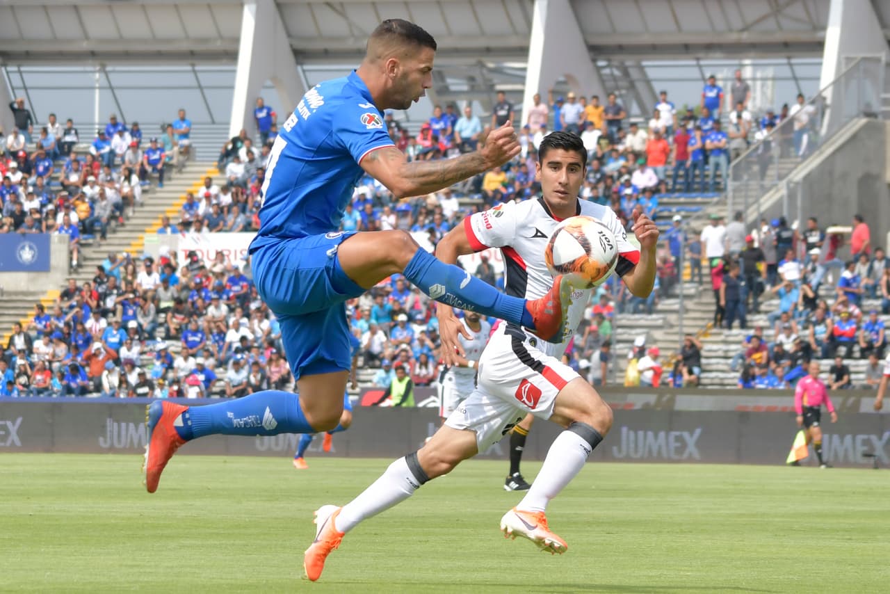 El gol revolucionó al equipo cruzazulino. Aquí en la imagen el extremo español Édgar Méndez, buscando añadir más goles para la causa celeste en este partido de domingo por la tarde.