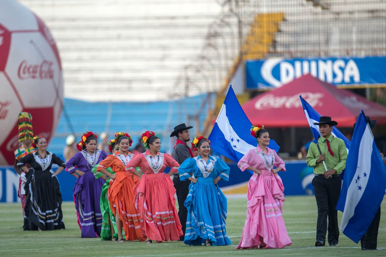La afición hondureña hizo su parte llenando el Olímpico Metropolitano con banderas, disfraces, trajes típicos y mucha pasión para apoyar a su selección en contra de México.