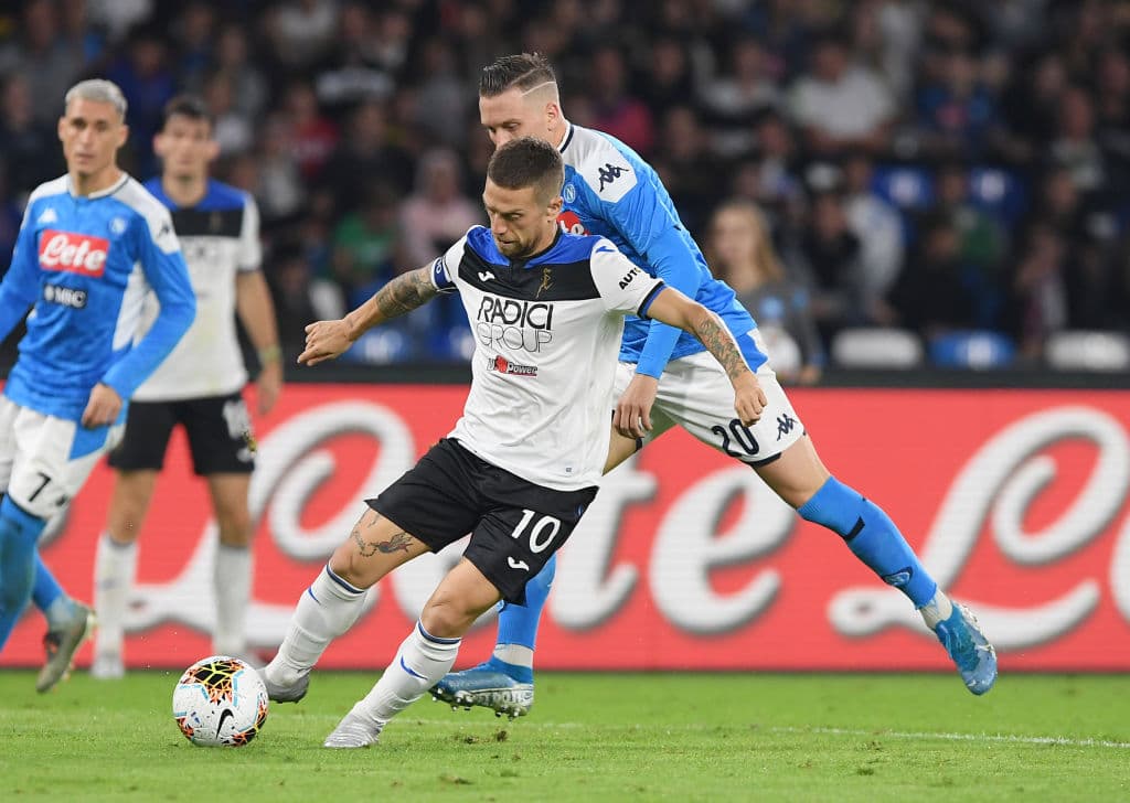 Papu Gómez comanda la ofensiva del Atalanta pese a la marca de Zieliński.