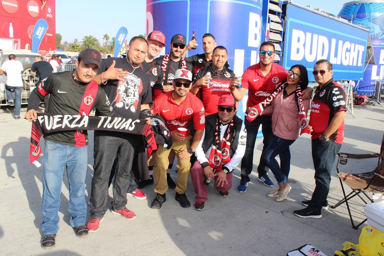 Entre amigos y familiares se vivió la previa de la semifinal entre Xolos y Toluca en el estadio Caliente, en donde la mayoría de aficionados que llegaron eran del equipo de la frontera.