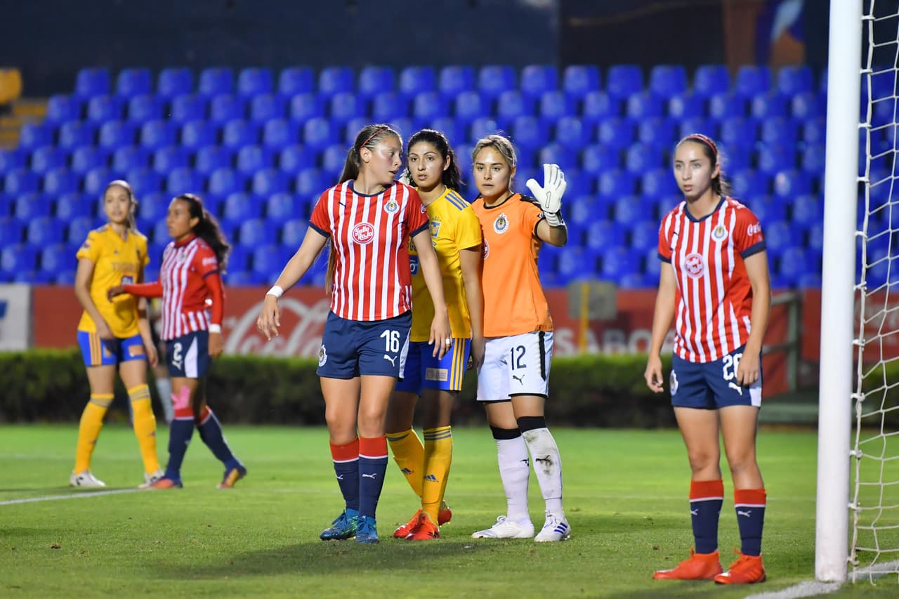 En el resto de la primera mitad ambos equipos intercambiaron llegadas, quizás las mejores para Tigres pero sin lograr modificar el marcador que para el descanso se quedó en un justo 1-1.