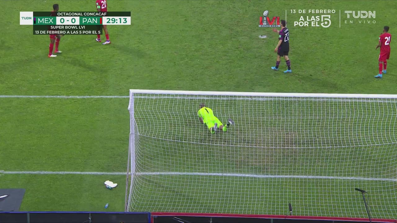 ¡Gran jugada en el área! Raúl esquiva a un rival y dispara flojito