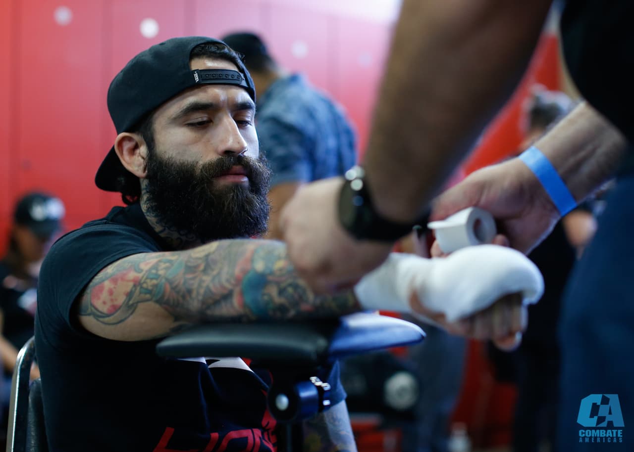 El colorido y la alegría, junto a los rituales y detalles en la intimidad de los atletas, fueron parte del Combate Américas en la fiesta de las artes marciales mixtas.