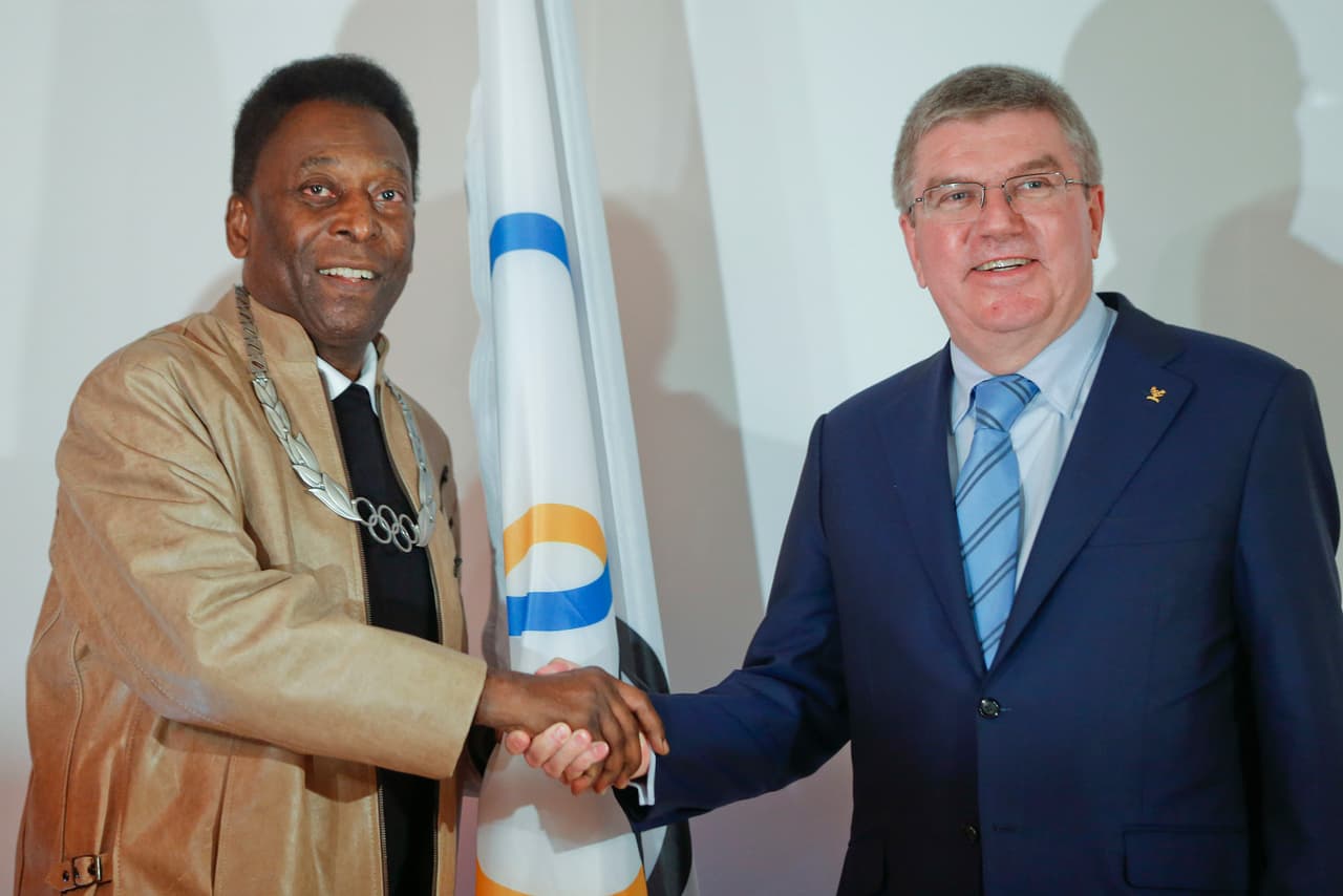 Pelé recibió la mayor condecoración olímpica de manos del presidente del COI
