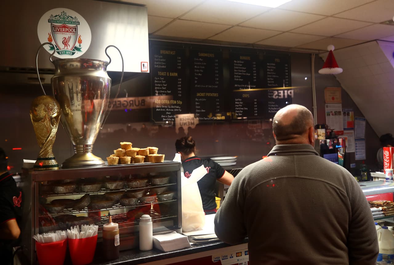 La ciudad de Liverpool se contagió de la fiebre de Champions League en el último partido del Grupo C, donde su equipo debe vencer en Anfield a Napoli por dos goles para depender de si mismo.