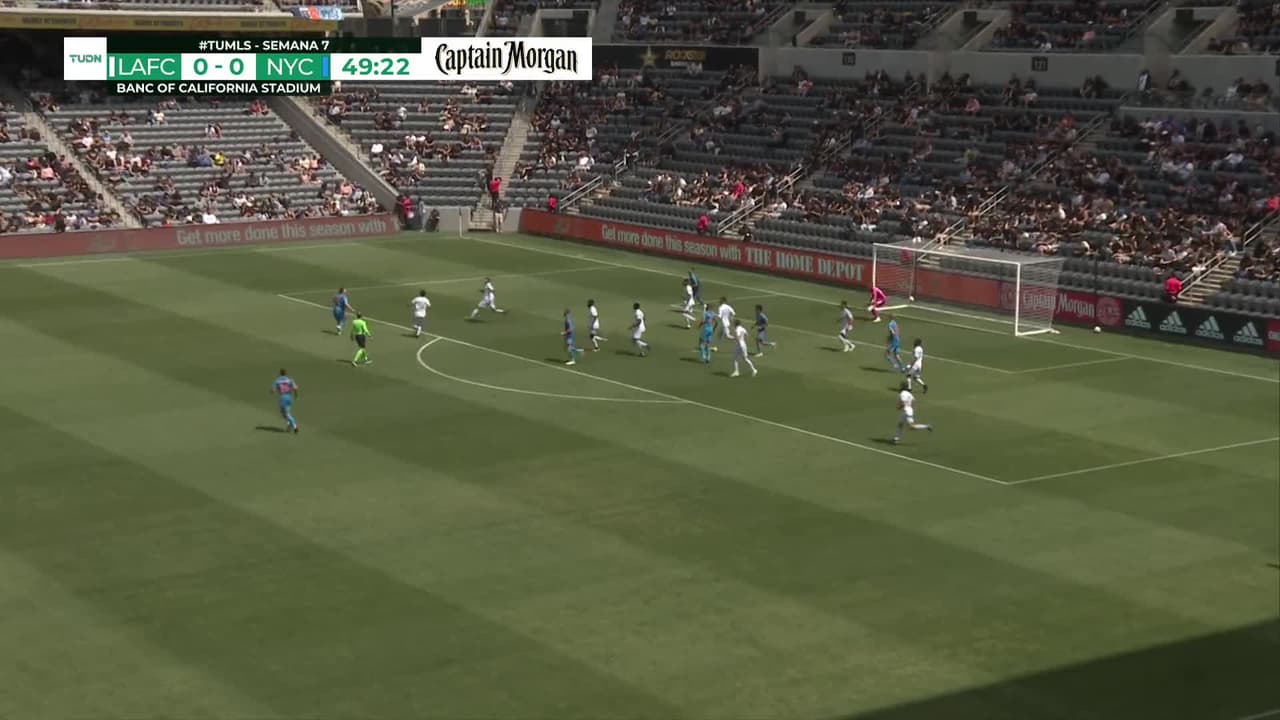 ¡TIRO ATAJADO! disparo por Malte Meineche Amundsen.