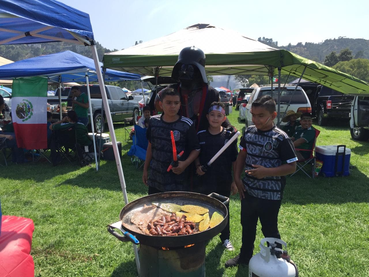 Los fanáticos mexicanos en gran número se preparan para el primer juego del Tri en la Copa Oro 2019 contra Cuba en el Rose Bowl.