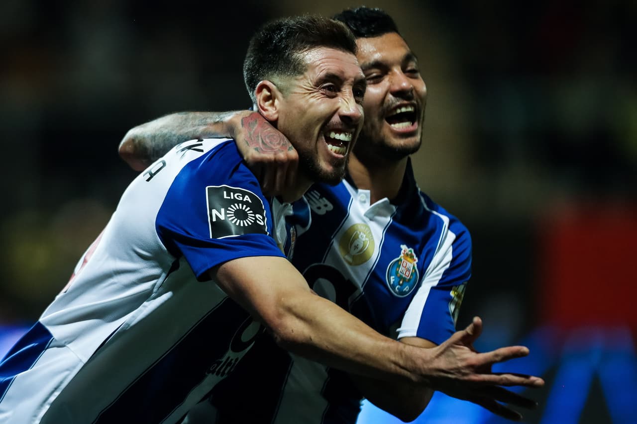 Héctor Herrera (izquierda) anotó el último gol del Porto en la victoria 3-0 sobre Tondela. Es el tercer tanto consecutivo del capitán de los Dragones en la Liga de Portugal.