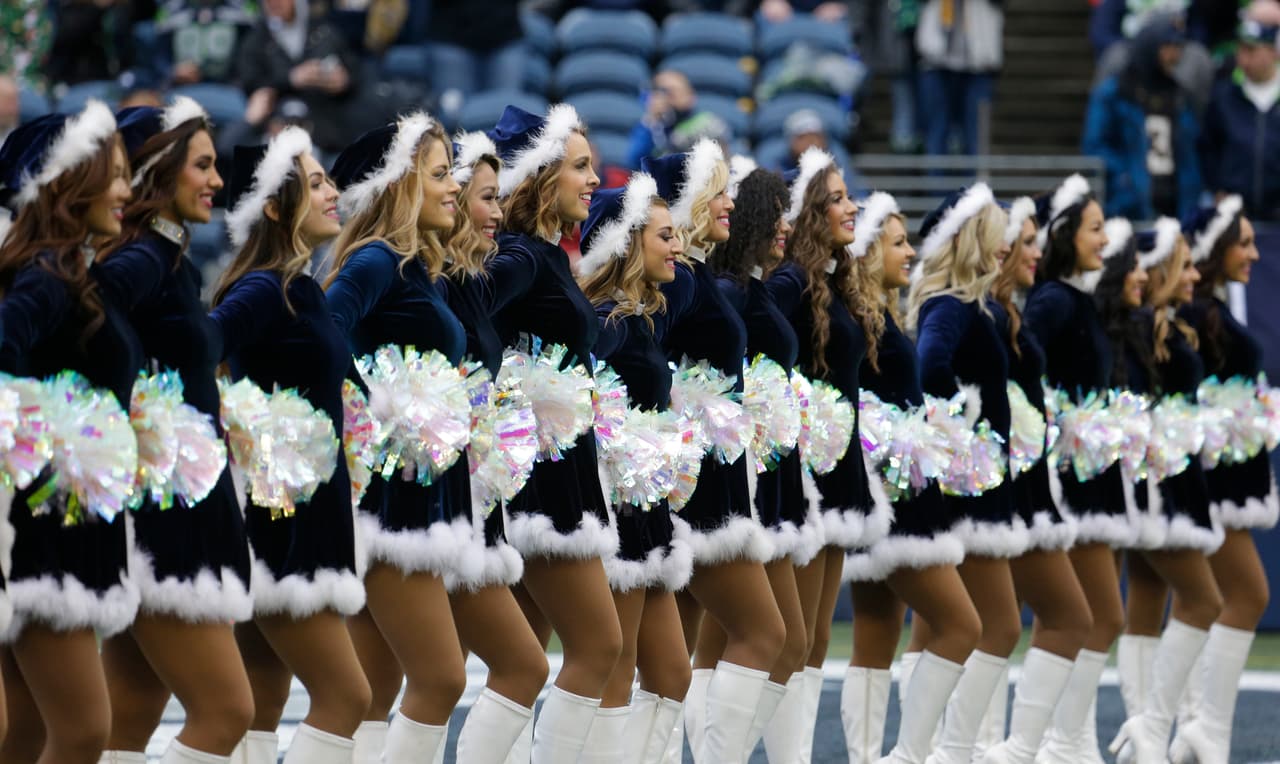 Las animadoras y los fanáticos en múltiples escenarios de la NFL en la jornada 15 vistieron la fiesta del fútbol americano de Navidad con sus atuendos y demás accesorios de las festividades.