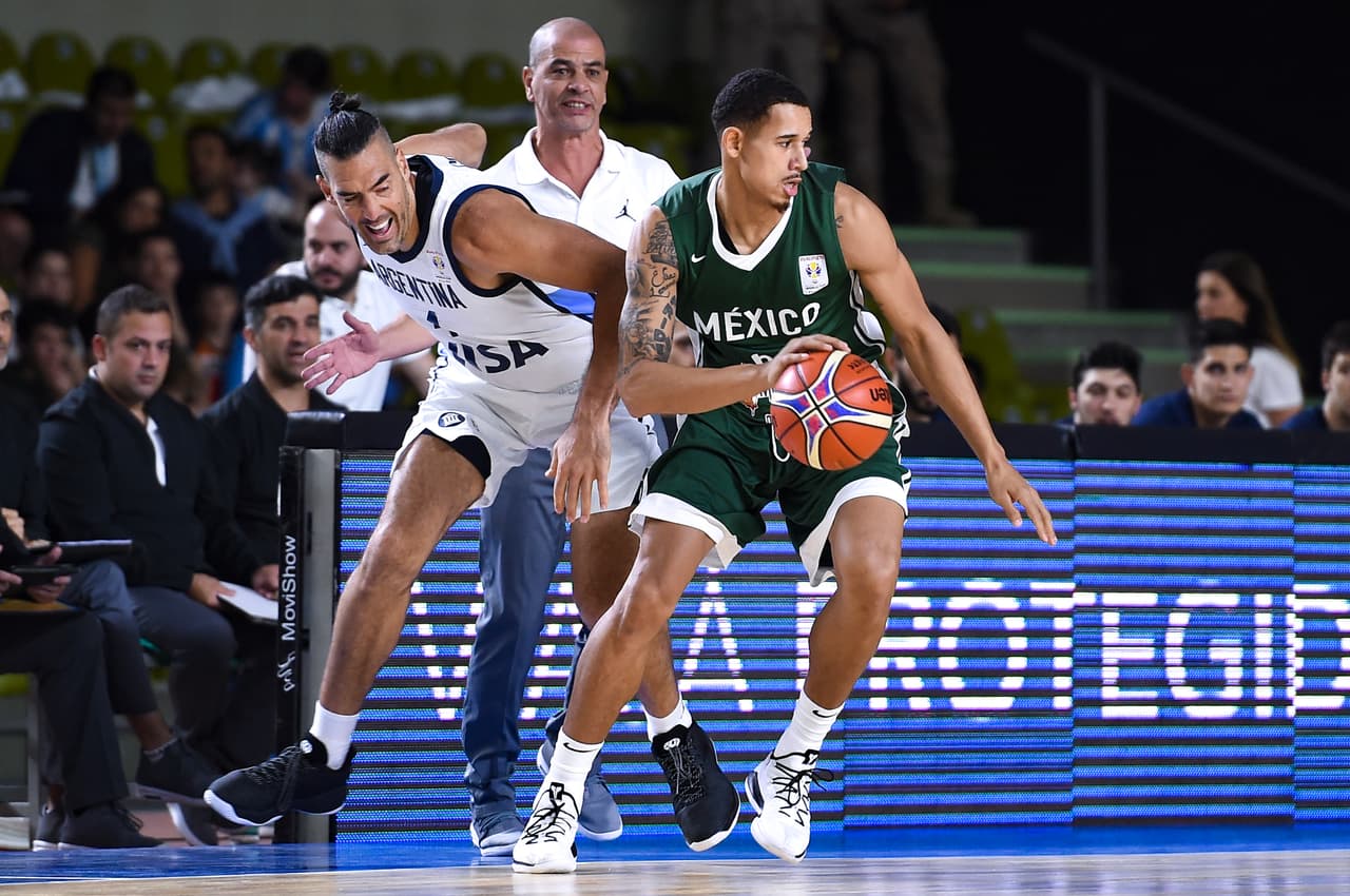 Fue invitado a la Selección Mexicana donde el coach Sergio Valdeolmillos le brindó la opción de jugar el Preolímpico de 2015.