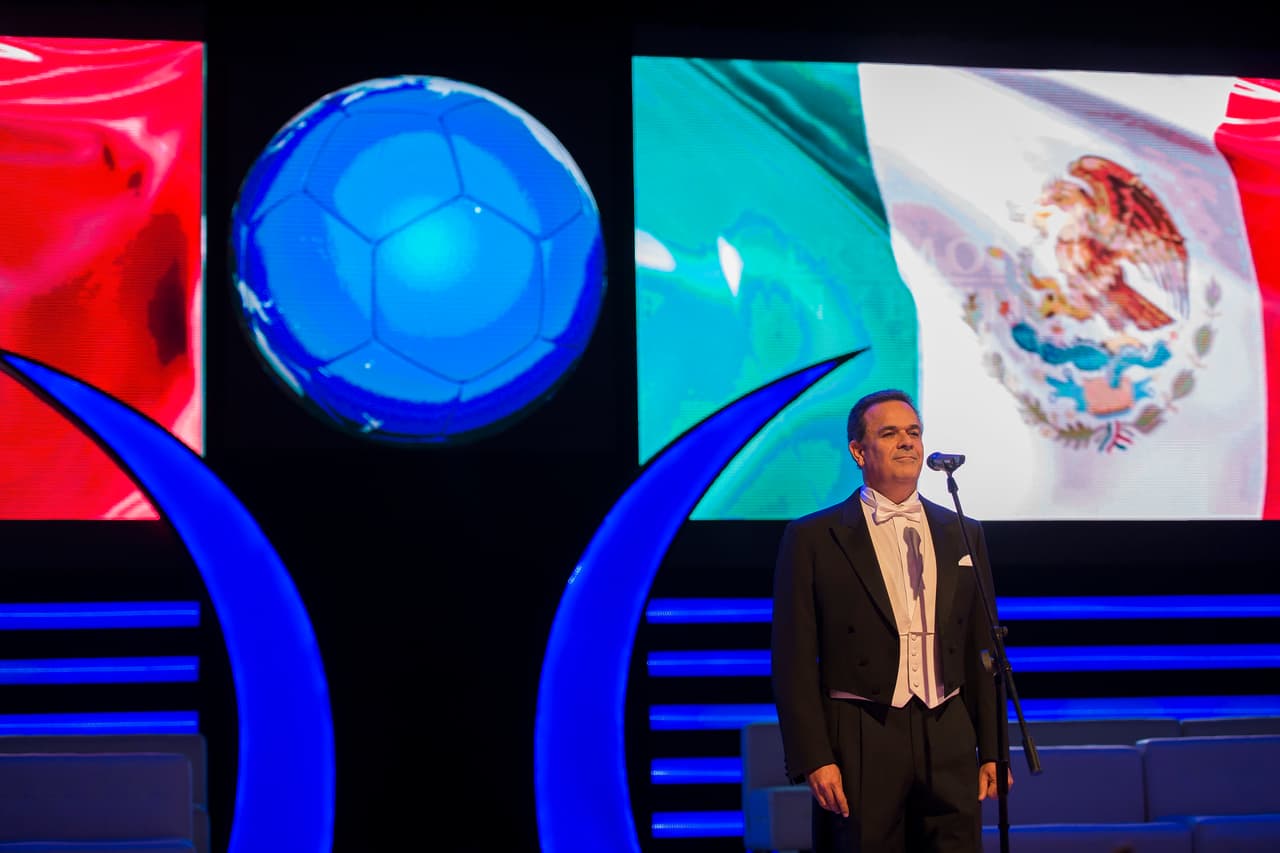 La investidura comenzó de una forma cálida con el cantante Fernando de la Mora.